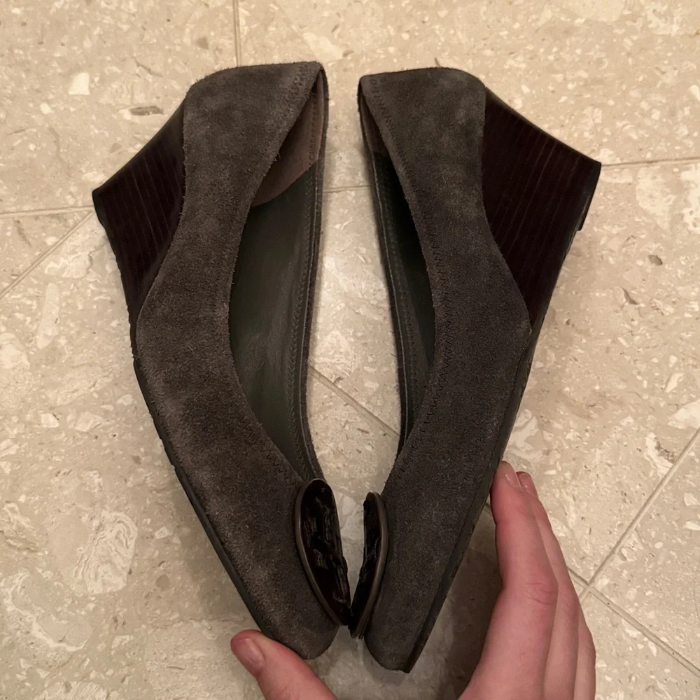 Tory Burch Sally Wedge Pumps in Gray Suede Brown Logo Size 11